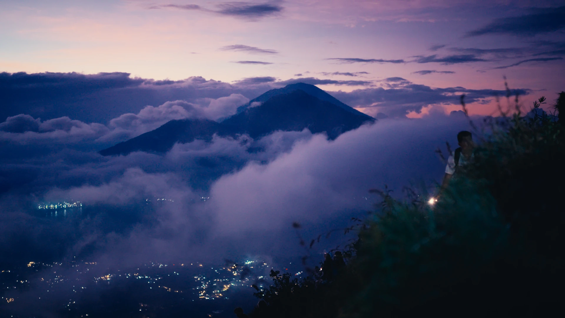 Volcan à l'aube au-dessus des nuages, look final