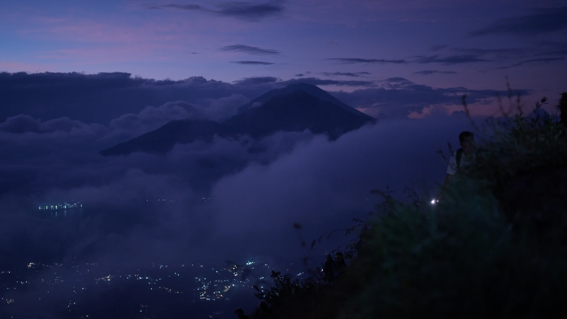 Volcan à l'aube au-dessus des nuages, Rec. 709