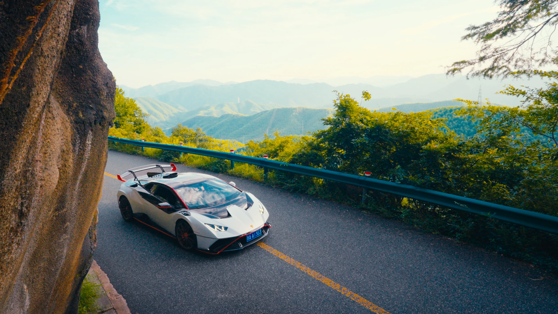 Lamborghini sur une route de montagne, look final