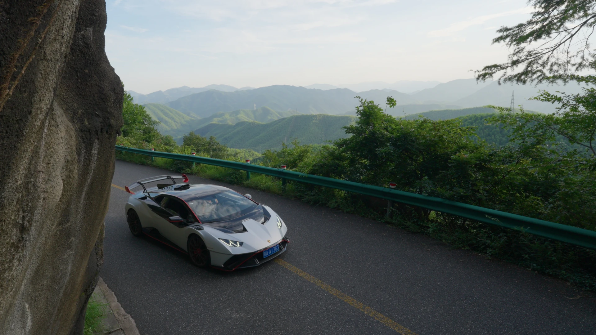 Lamborghini sur une route de montagne, Rec. 709