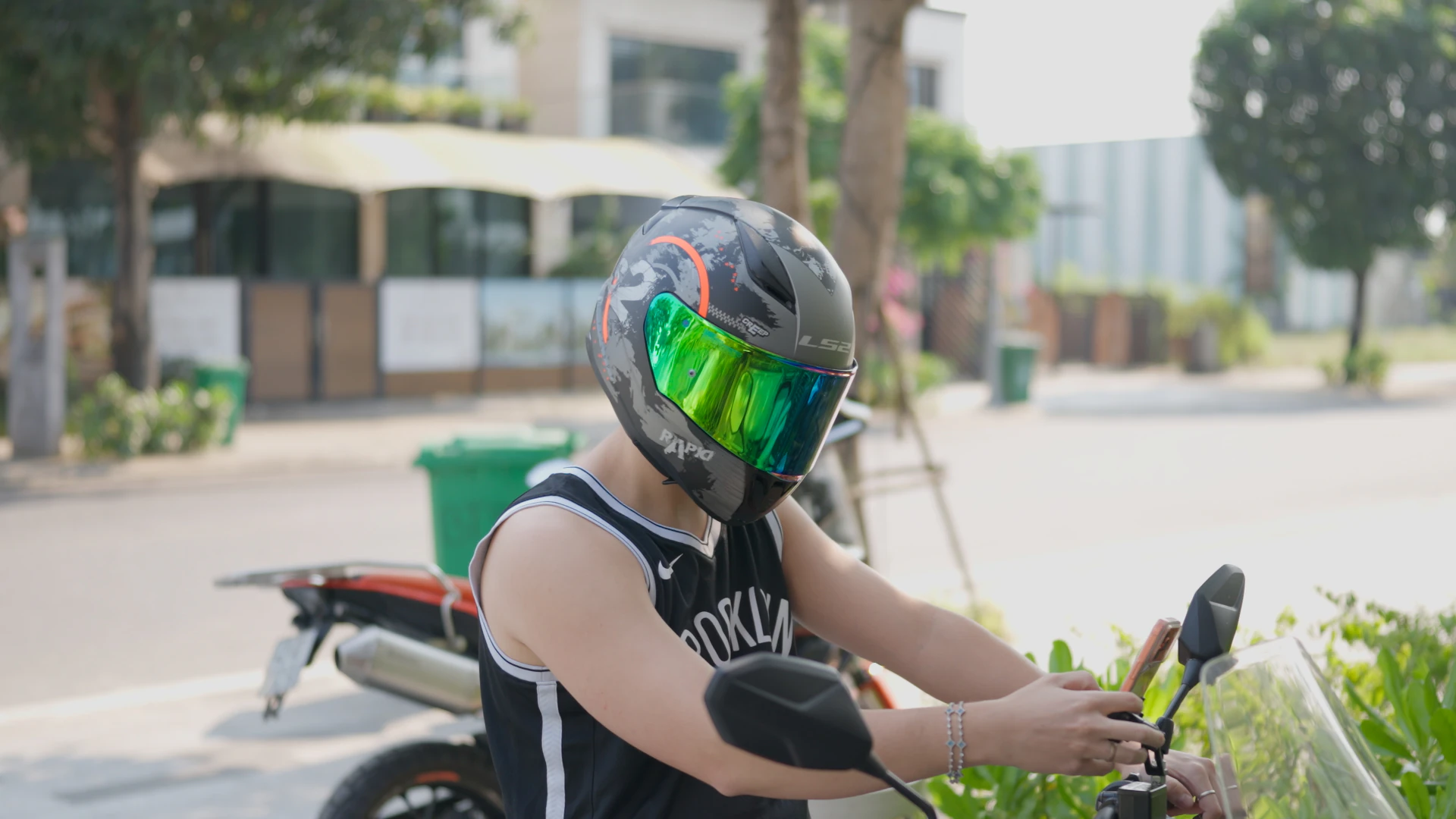 Motard casqué à la visière irisée, Rec. 709